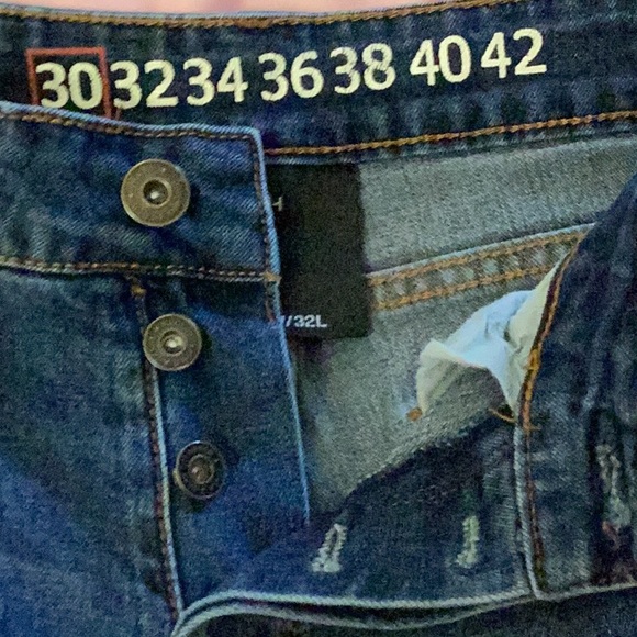 Wash, Dry, Fold brand men’s distressed jeans, 30x32 - Picture 4 of 5